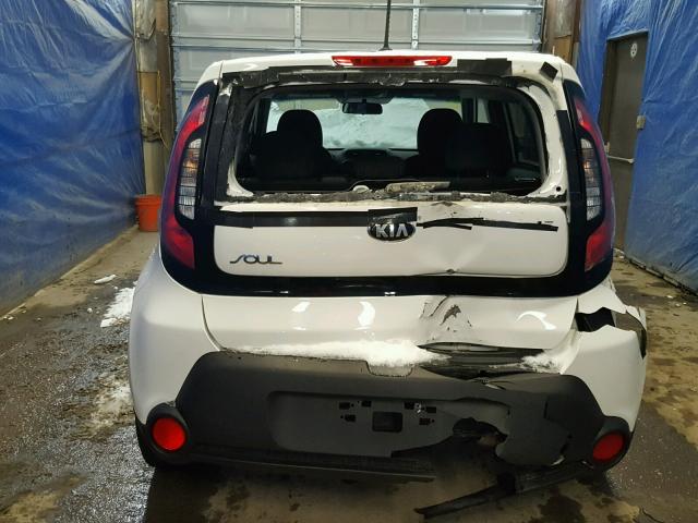 KNDJN2A26G7373661 - 2016 KIA SOUL WHITE photo 9