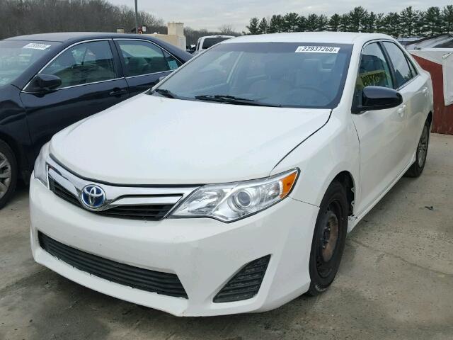 4T1BD1FK3DU085664 - 2013 TOYOTA CAMRY HYBR WHITE photo 2