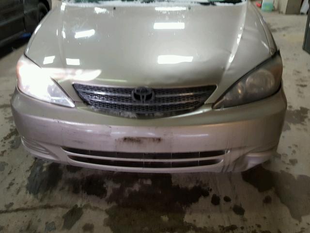 4T1BE32K42U536970 - 2002 TOYOTA CAMRY LE თაფლისფერი ფოტო 7