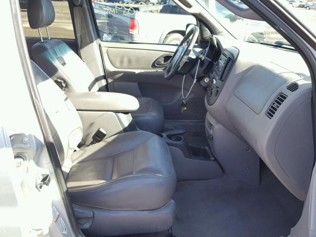 1FMCU04132KA46686 - 2002 FORD ESCAPE XLT SILVER photo 5