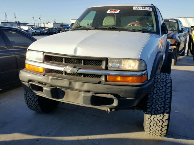 1GNCT18W7YK121246 - 2000 CHEVROLET BLAZER WHITE photo 9