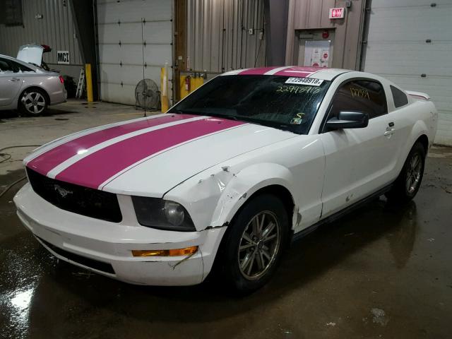 1ZVFT80NX55249991 - 2005 FORD MUSTANG WHITE photo 2