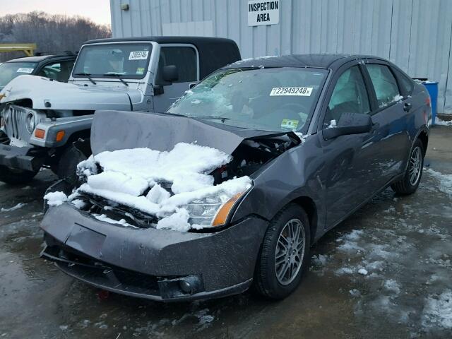 1FAHP3FNXBW140579 - 2011 FORD FOCUS SE GRAY photo 2