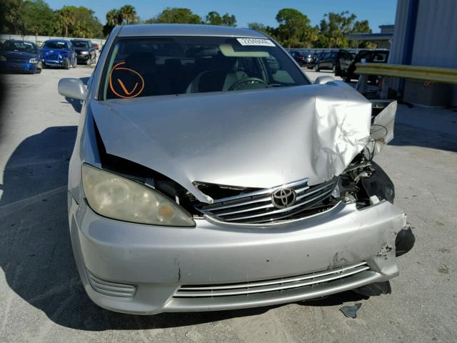 4T1BE32KX5U506456 - 2005 TOYOTA CAMRY LE SILVER photo 9