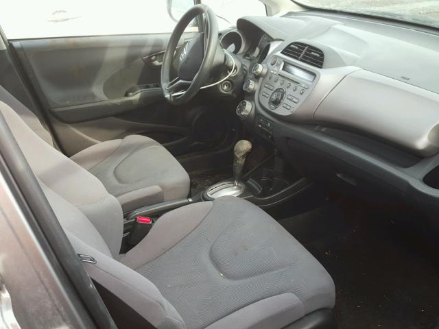 JHMGE88239S064912 - 2009 HONDA FIT Srebrny zdjęcie 5