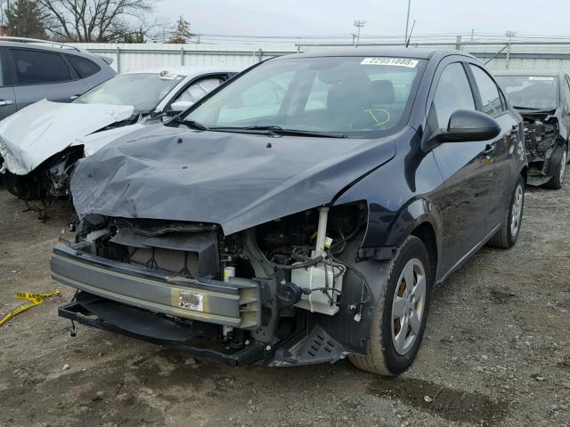 1G1JA5SH8D4212573 - 2013 CHEVROLET SONIC LS შავი ფოტო 2