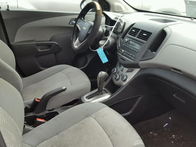 1G1JA5SH8D4212573 - 2013 CHEVROLET SONIC LS შავი ფოტო 5