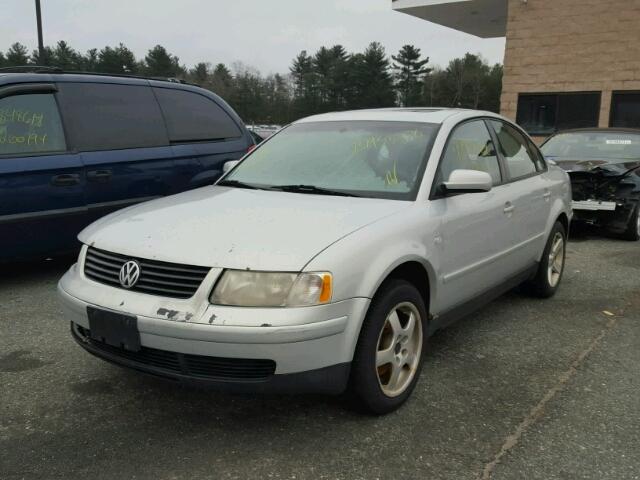 WVWUH23B2YE384493 - 2000 VOLKSWAGEN PASSAT GLX SILVER photo 2