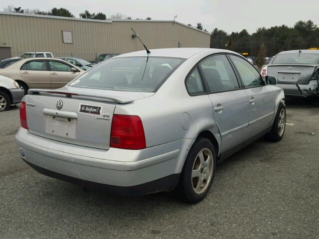 WVWUH23B2YE384493 - 2000 VOLKSWAGEN PASSAT GLX SILVER photo 4