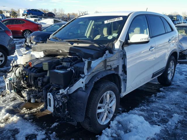 5XYKT3A64FG656273 - 2015 KIA SORENTO LX WHITE photo 2