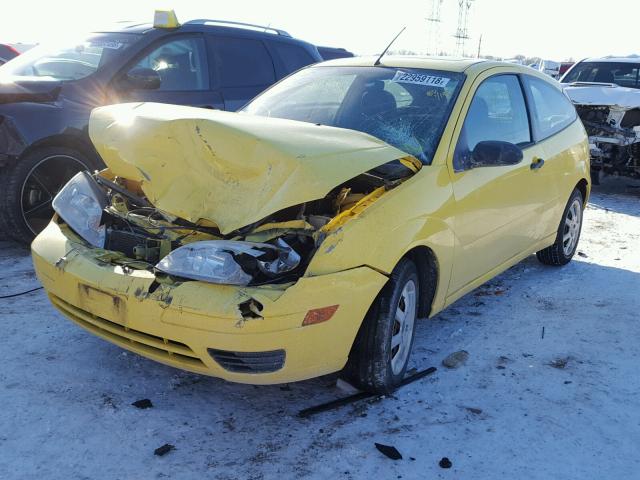 3FAFP31N85R137833 - 2005 FORD FOCUS ZX3 YELLOW photo 2