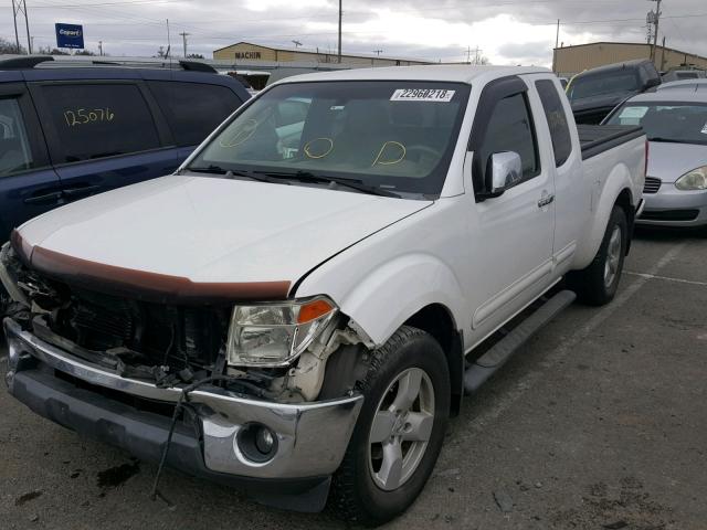 1N6AD06U86C403313 - 2006 NISSAN FRONTIER K WHITE photo 2