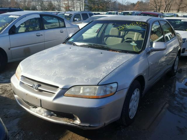 1HGCG5645WA215118 - 1998 HONDA ACCORD LX SILVER photo 2