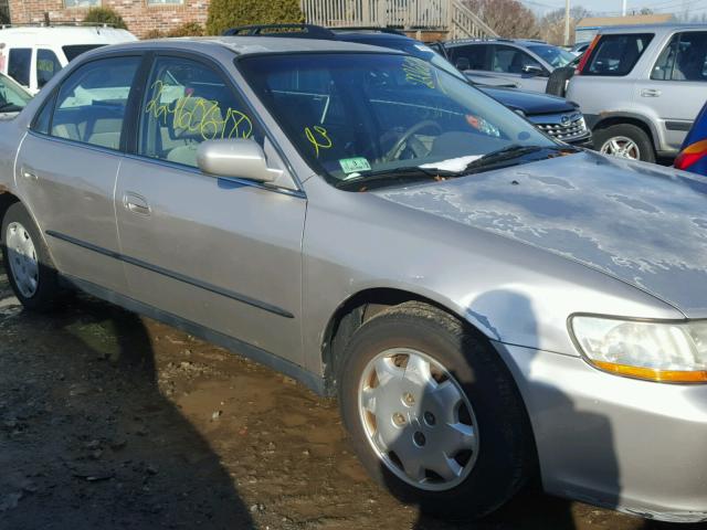 1HGCG5645WA215118 - 1998 HONDA ACCORD LX SILVER photo 9