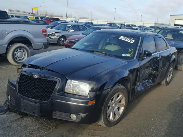 2C3JA53G55H634936 - 2005 CHRYSLER 300 TOURIN BLACK photo 2