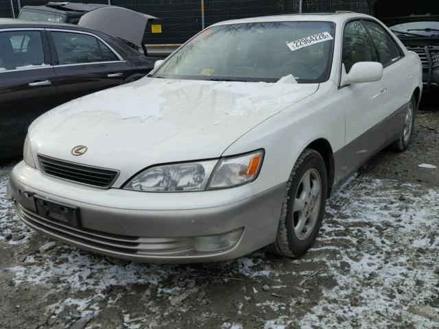 JT8BF28G5W5022848 - 1998 LEXUS ES 300 WHITE photo 2