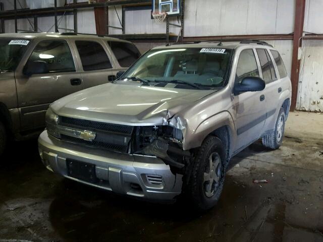 1GNDT13S752149021 - 2005 CHEVROLET TRAILBLAZE SILVER photo 2