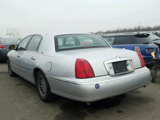 1LNHM83W4XY614952 - 1999 LINCOLN TOWN CAR C SILVER photo 3