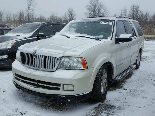 5LMFU28596LJ04707 - 2006 LINCOLN NAVIGATOR WHITE photo 2