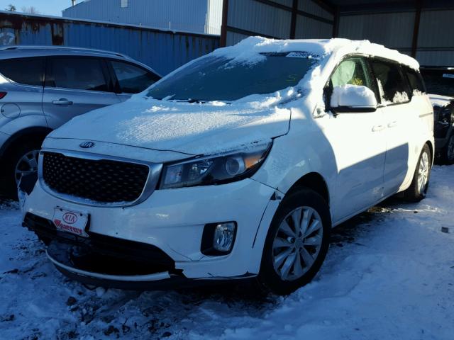 KNDMC5C19F6021008 - 2015 KIA SEDONA EX WHITE photo 2