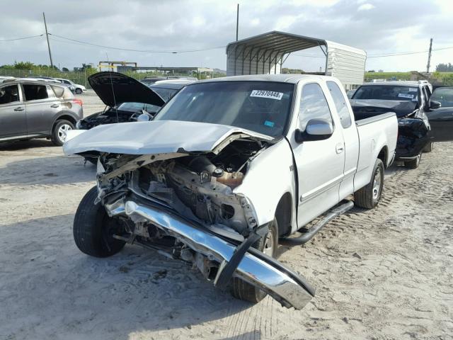 1FTZX1722YNA29742 - 2000 FORD F150 SILVER photo 2