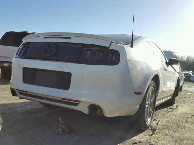 1ZVBP8AMXD5238075 - 2013 FORD MUSTANG WHITE photo 4