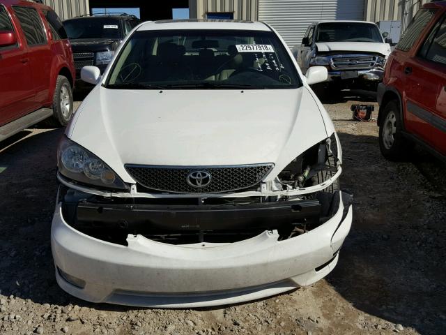 4T1BE32K05U009223 - 2005 TOYOTA CAMRY LE WHITE photo 9