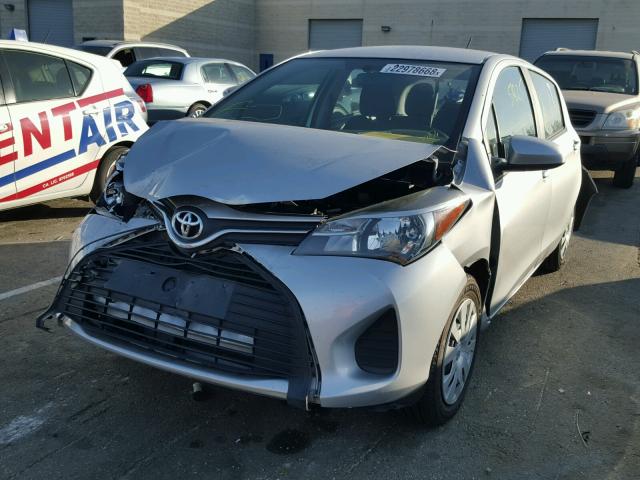 VNKKTUD31FA031098 - 2015 TOYOTA YARIS SILVER photo 2