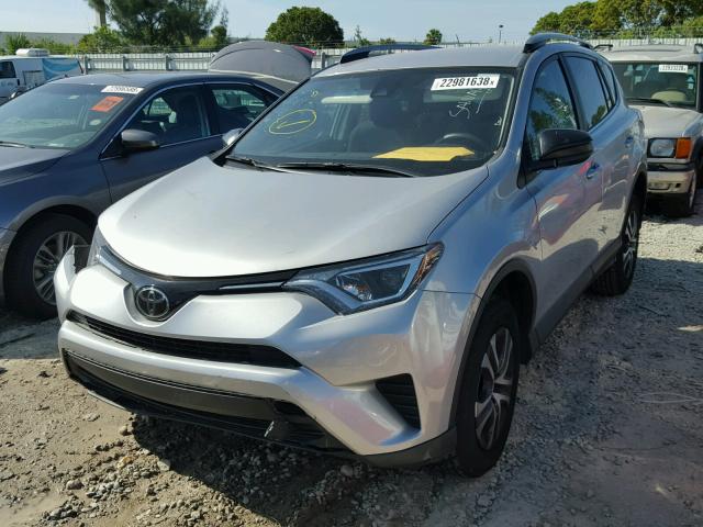 2T3BFREVXHW550944 - 2017 TOYOTA RAV4 LE Gümüş foto 2
