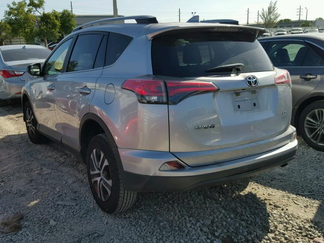 2T3BFREVXHW550944 - 2017 TOYOTA RAV4 LE Gümüş foto 3