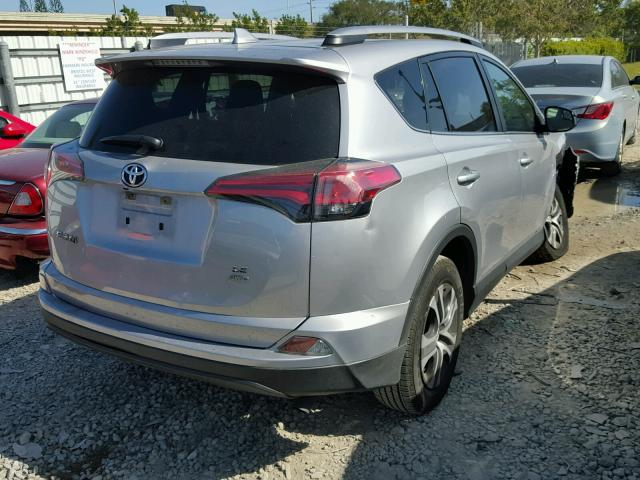 2T3BFREVXHW550944 - 2017 TOYOTA RAV4 LE Gümüş foto 4
