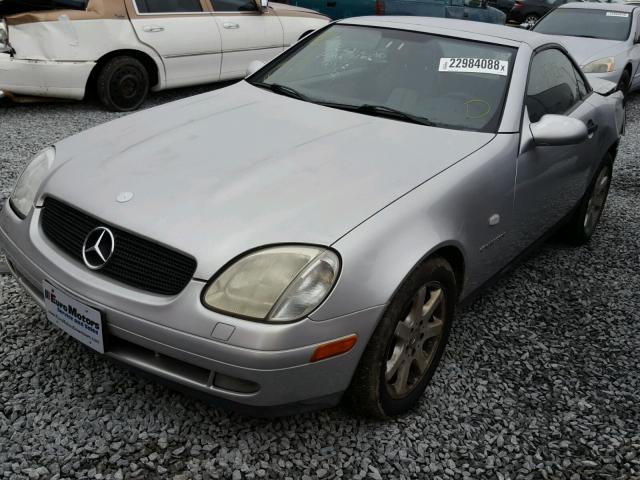 WDBKK47F1YF163414 - 2000 MERCEDES-BENZ SLK 230 KO SILVER photo 2