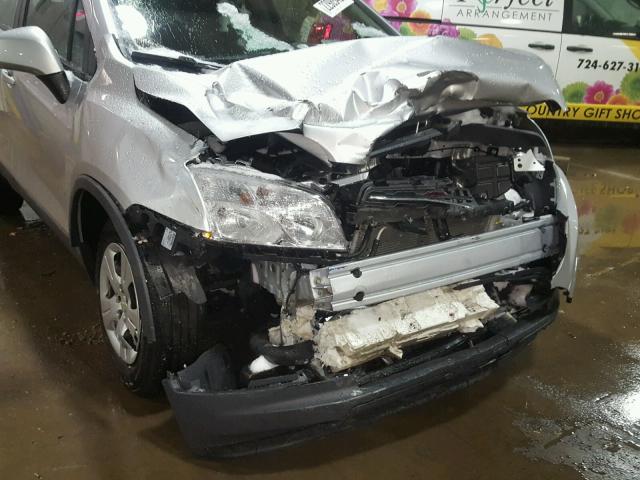 3GNCJKSB0FL245243 - 2015 CHEVROLET TRAX LS SILVER photo 9