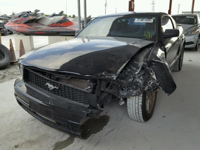 1ZVFT80N075263921 - 2007 FORD MUSTANG BLACK photo 2