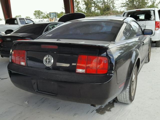 1ZVFT80N075263921 - 2007 FORD MUSTANG BLACK photo 4