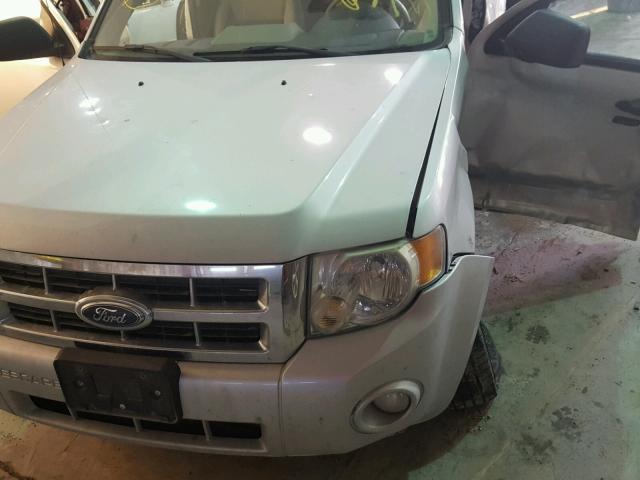 1FMCU93Z98KC72297 - 2008 FORD ESCAPE XLT SILVER photo 9