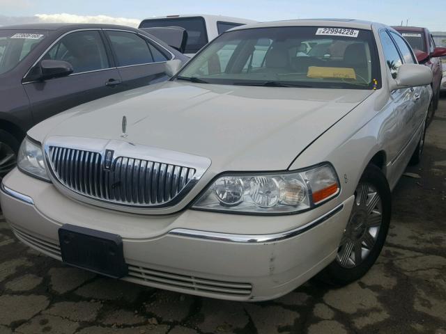 1LNHM82W95Y608322 - 2005 LINCOLN TOWN CAR S WHITE photo 2