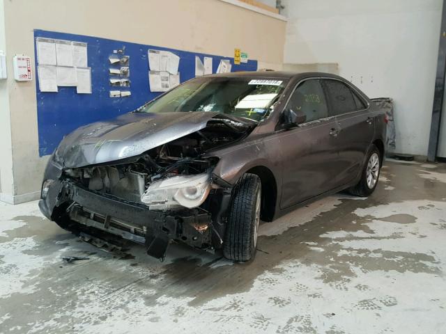 4T4BF1FK3FR476350 - 2015 TOYOTA CAMRY LE GRAY photo 2