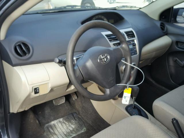 JTDBT923871045137 - 2007 TOYOTA YARIS GRAY photo 9