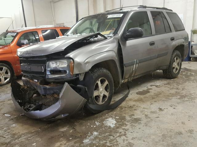 1GNDT13S352331881 - 2005 CHEVROLET TRAILBLAZE BROWN photo 2