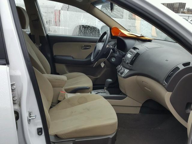 KMHDU4AD4AU955453 - 2010 HYUNDAI ELANTRA BL WHITE photo 5