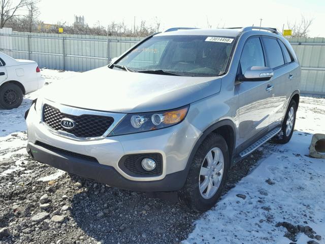 5XYKT3A68CG299496 - 2012 KIA SORENTO BA SILVER photo 2