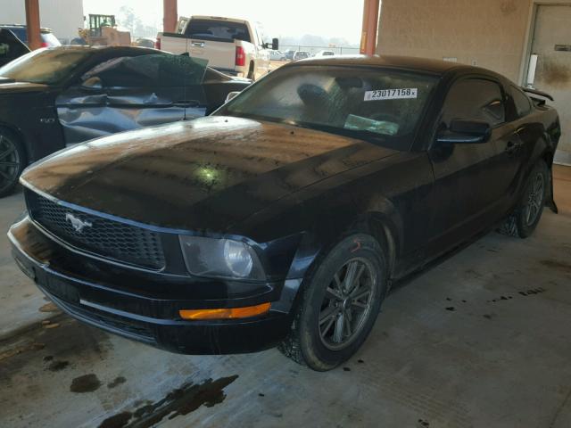 1ZVFT80N055237008 - 2005 FORD MUSTANG BLACK photo 2