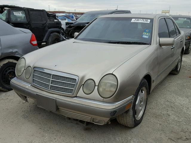 WDBJF72F3VA249342 - 1997 MERCEDES-BENZ E 420 GOLD photo 2