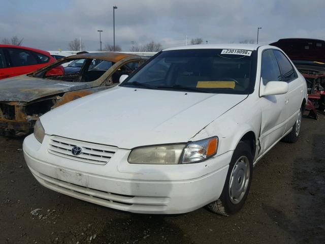 JT2BG22K0W0235045 - 1998 TOYOTA CAMRY CE WHITE photo 2