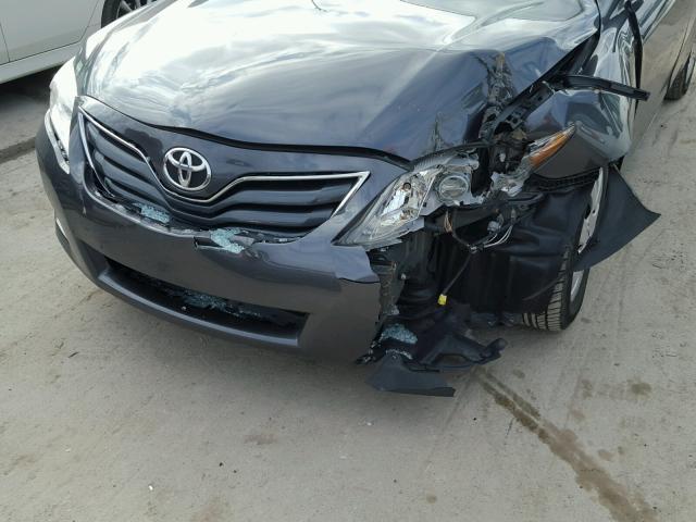 4T1BF3EK4BU772589 - 2011 TOYOTA CAMRY BASE GRAY photo 9