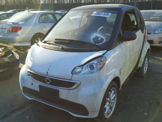 WMEEJ9AA2EK794365 - 2014 SMART FORTWO ELE WHITE photo 2