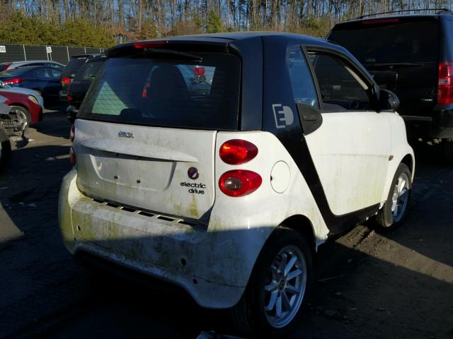 WMEEJ9AA2EK794365 - 2014 SMART FORTWO ELE WHITE photo 4