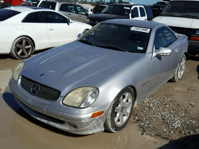 WDBKK49F01F222018 - 2001 MERCEDES-BENZ SLK 230 KO SILVER photo 2