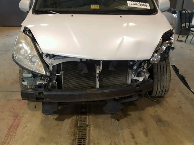 5TDZK22C28S184046 - 2008 TOYOTA SIENNA XLE WHITE photo 9